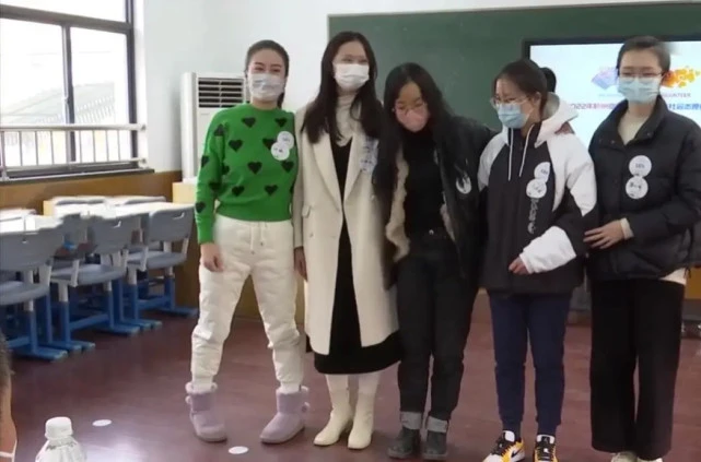 叶璇|41岁叶璇罕见露面！穿毛衣参加亚运会志愿者面试，身材竟输给素人