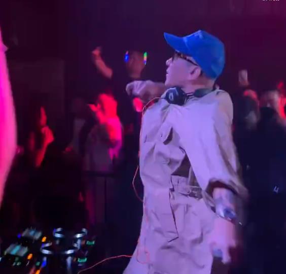 大S|大S和汪小菲掰头时，光头在夜店努力打碟赚钱，体态臃肿蹦不动