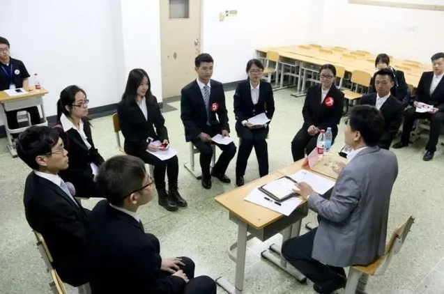 职业教育|面试官：啥东西，左手能拿右手不能拿？大学生回答2个字被录用
