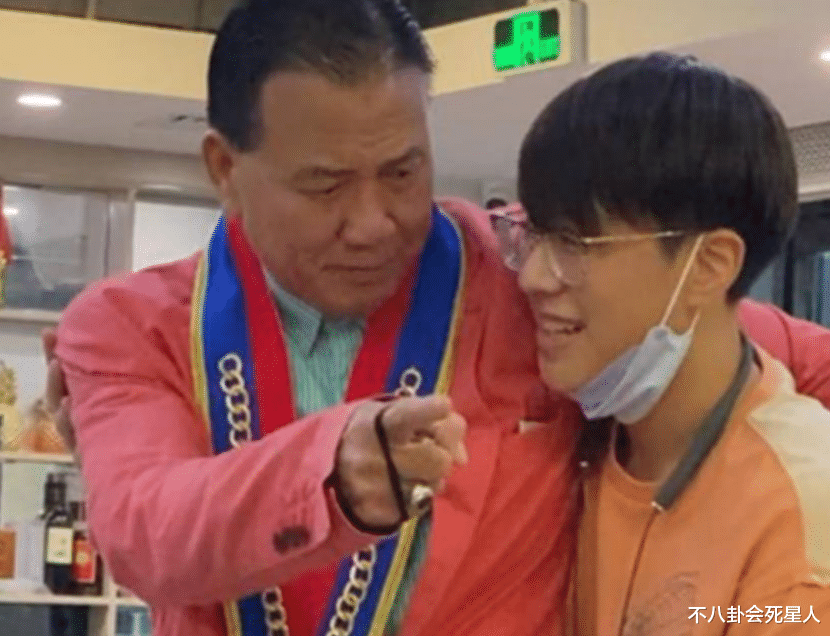 万梓良|65岁万梓良近照惹担忧,消瘦傻笑眼神茫然,被质疑有精神问题