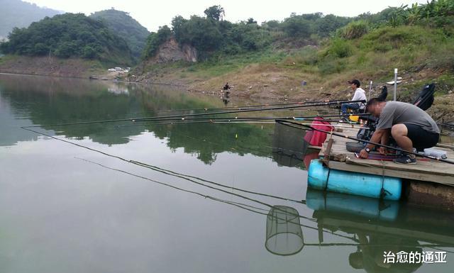 |老公沉迷钓鱼不顾家,为了纠正这坏习惯,新婚妻子送了他一顶帽子