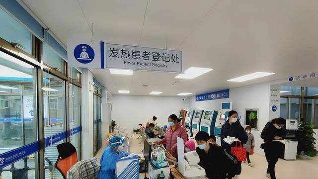 深圳一发烧病人排队2小时过号被拒诊，质问医生，却被打破头