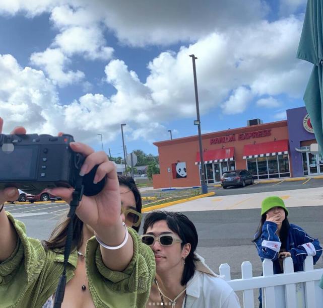 伊能静|伊能静儿子野外度假，赤裸上身山间嬉戏，不顾危险坐副驾驶探出头