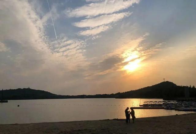 丹霞地貌|“出圈”的露营如何“走远”？（内附魔都公园露营指南）