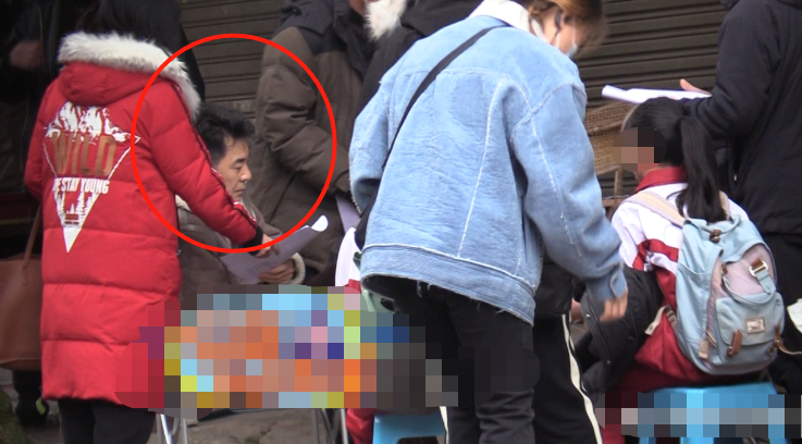 陈建斌|陈建斌片场张嘴睡觉被拍！头发凌乱脸色疲惫，对戏“骂跑”小演员