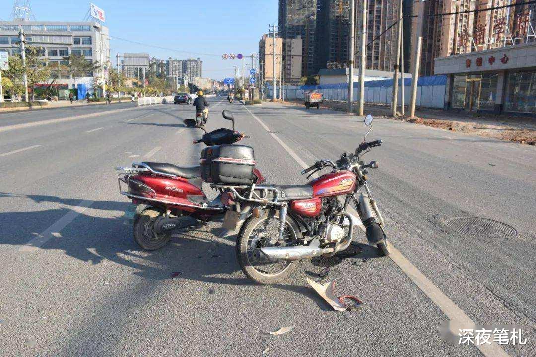 北京昌平,摩托车加速抢绿灯撞飞2辆闯红灯电动车,致3人严重受伤