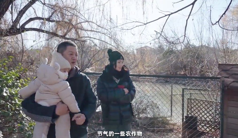 李亚鹏|李亚鹏带妻女感受大雪节气,被赞有烟火气,二胎正面出镜白皙可人