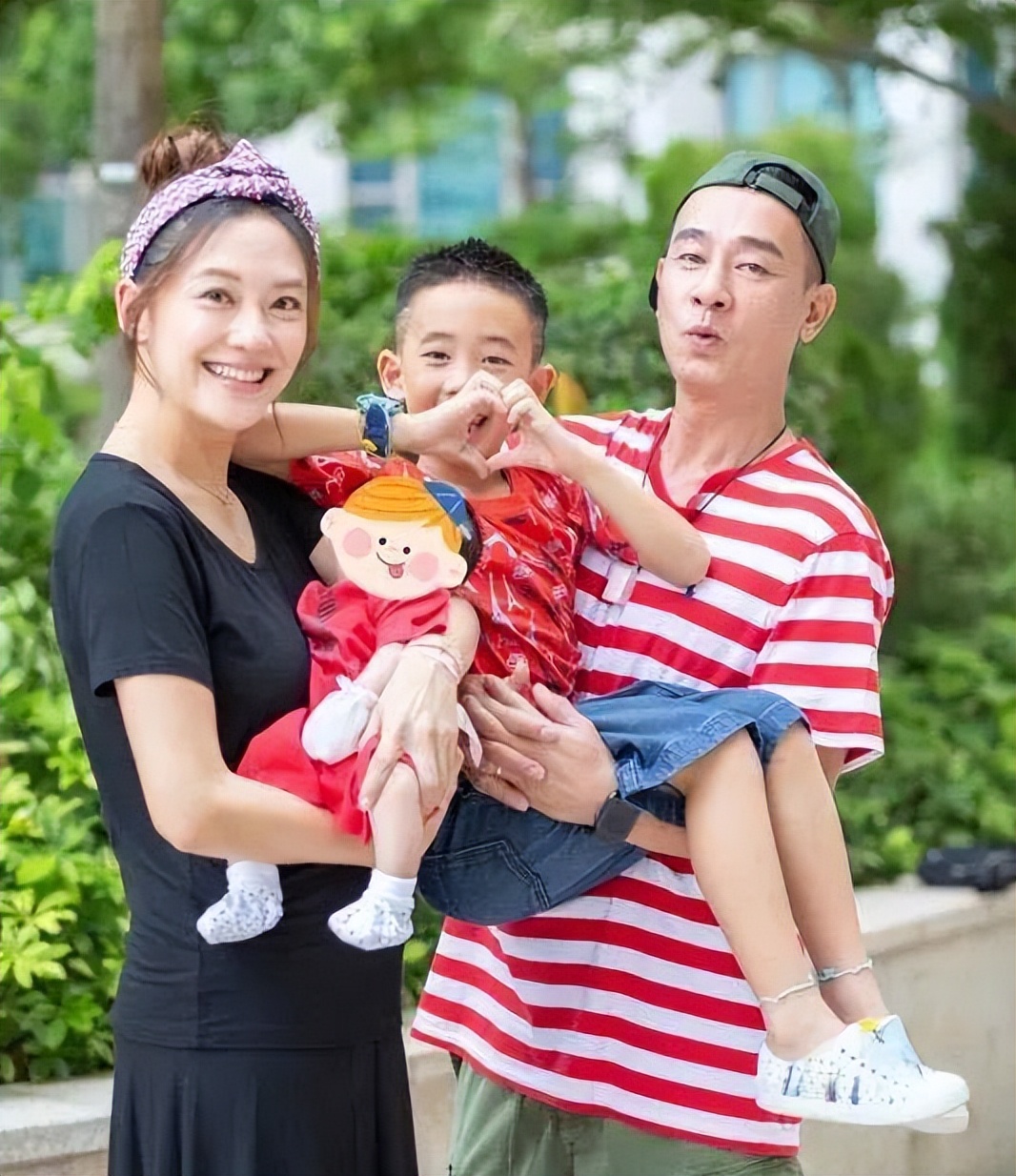 哈尔滨啤酒|离婚前吴雅婷王栎鑫哄孩子一幕,妈妈太能干,丈夫像哥哥