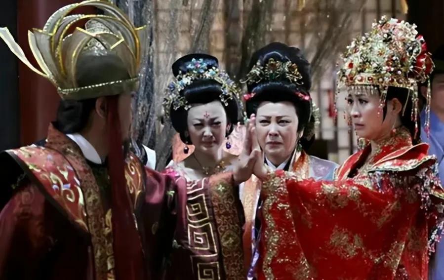 现实版王宝钏! 樊小慧苦等兵哥8年,男方脖子现吻痕,与小三玩方特