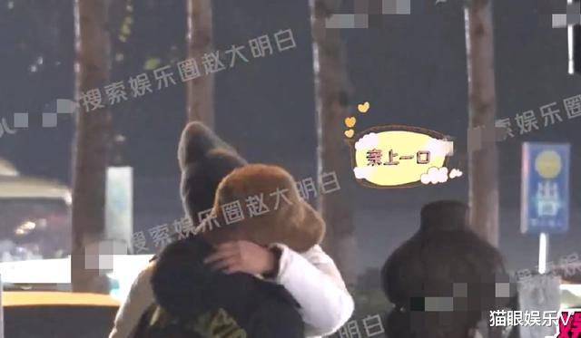 海陆与男友街边散步遛狗!摘口罩拥抱热吻,女方主动挽手回家