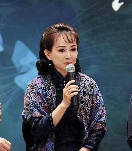 穿衣搭配|王志飞夫妇同台，妻子身着民国阔太装展现优雅气质，但却很显老