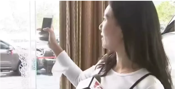 江苏,南京。一女子因被店员忽悠,一气之下开着新买的车连撞车店内7辆新车