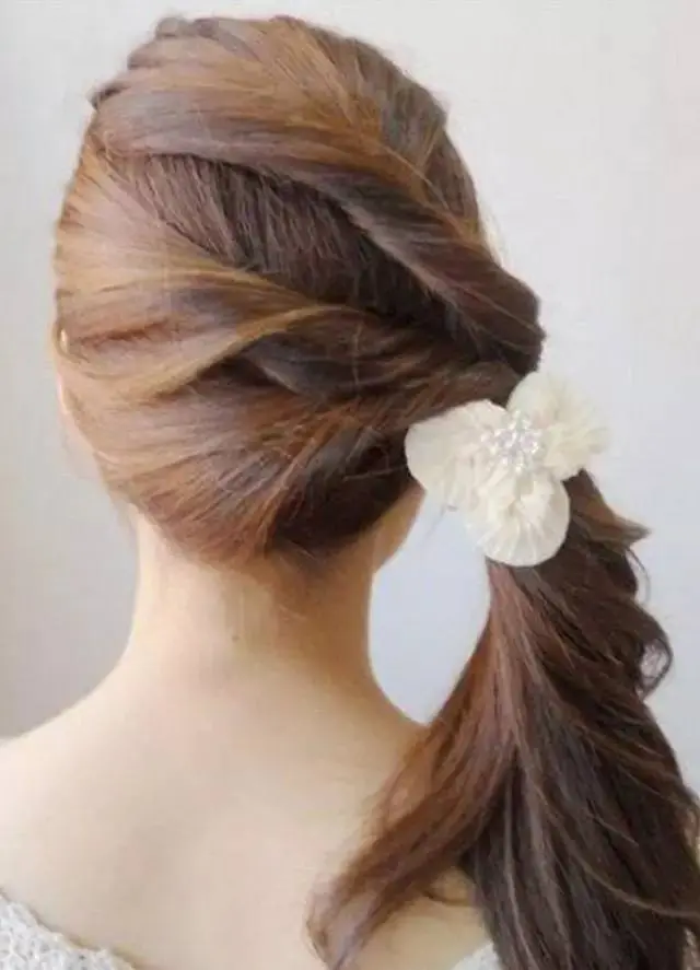 发型 非常适合圆脸的4款扎发，让你的脸看起来又小又漂亮