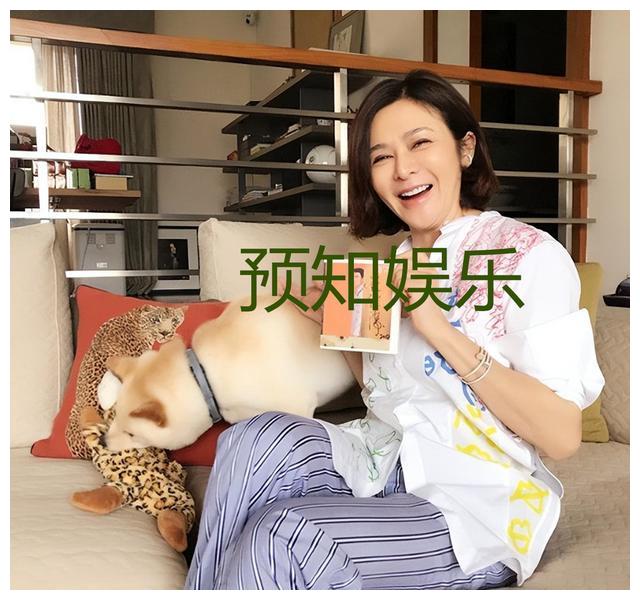 关之琳|关之琳迎来60岁大寿！穿4.2万短裙脸蛋僵硬 单身无子独居1.5亿豪宅