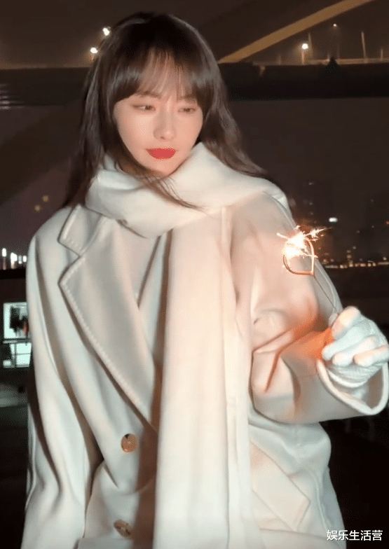 张嘉倪|买超和新欢跨年，许愿全糖快乐，张嘉倪评论沦陷：有人活着但已死