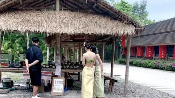?两少女景区仅穿裹胸吃水果，游客尴尬斜视