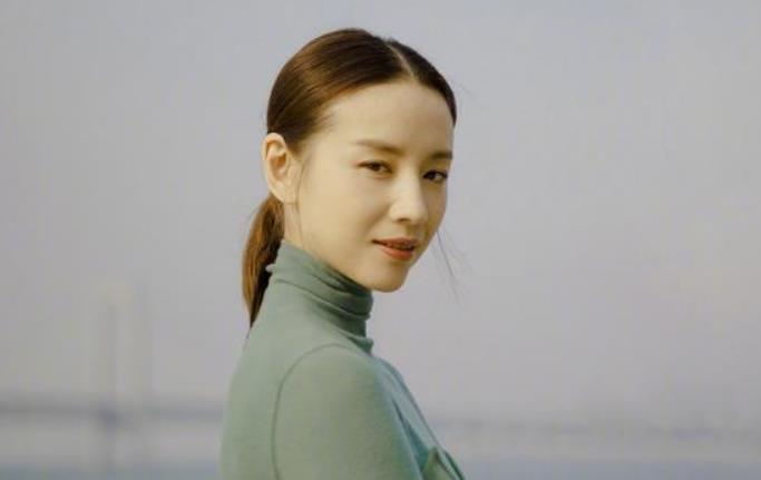 董洁|女明星全身抹粉是“基操”？董洁化妆师超卖力，一寸皮肤都不放过