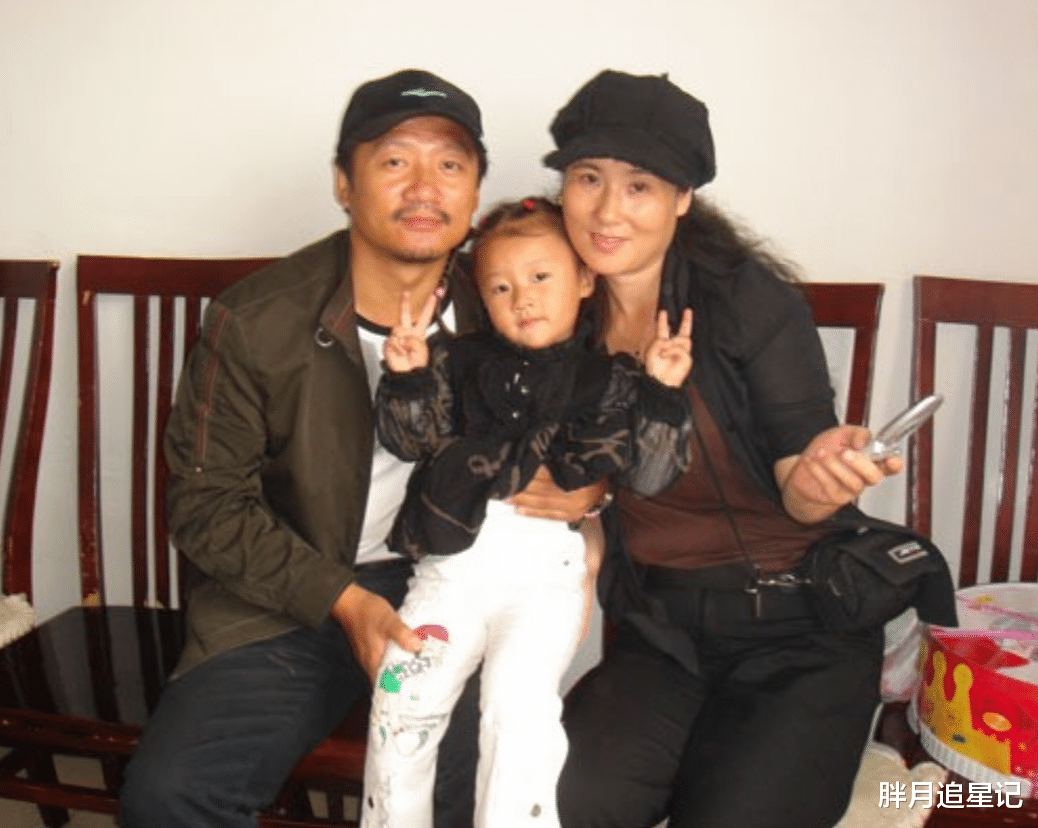 唐鉴军|演员唐鉴军：走红后拒绝抛弃不孕妻子，今一家四口其乐融融