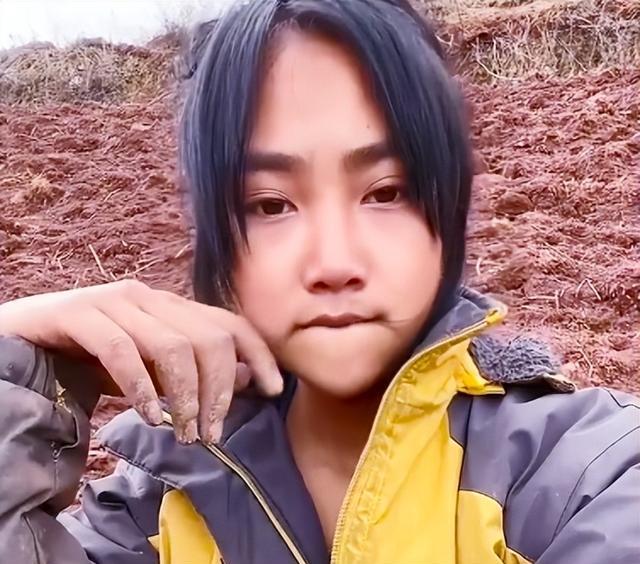 女网红立村姑人设卖惨,事实让人瞠目结舌,私下比网友富裕多了