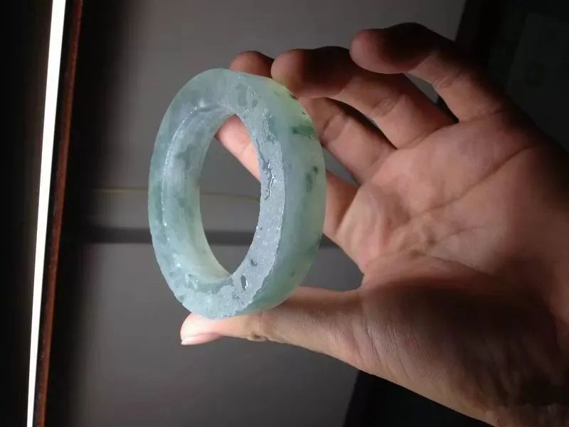 飘花翡翠|沙粒粗糙均匀的翡翠原石，从中一刀，竟收获一堆冰飘花翡翠！