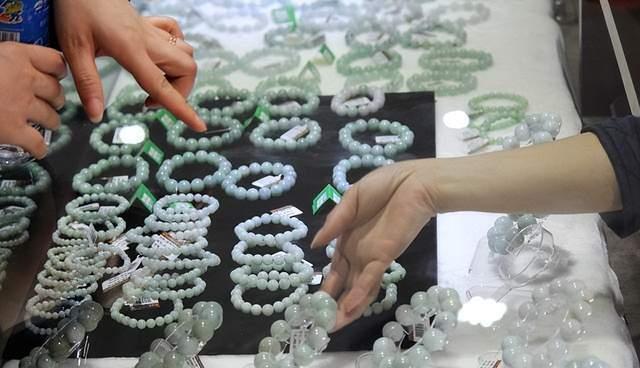 政协|几百元的老年旅行团,包吃包住还送礼物,旅行社是如何从中牟利