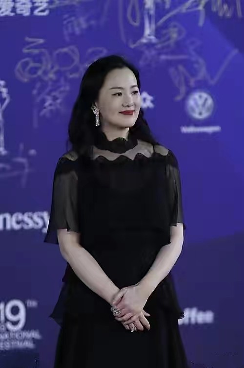 排毒 年过半百的咏梅魅力丝毫不差，穿黑裙涂红唇好娇艳，气质还那么好