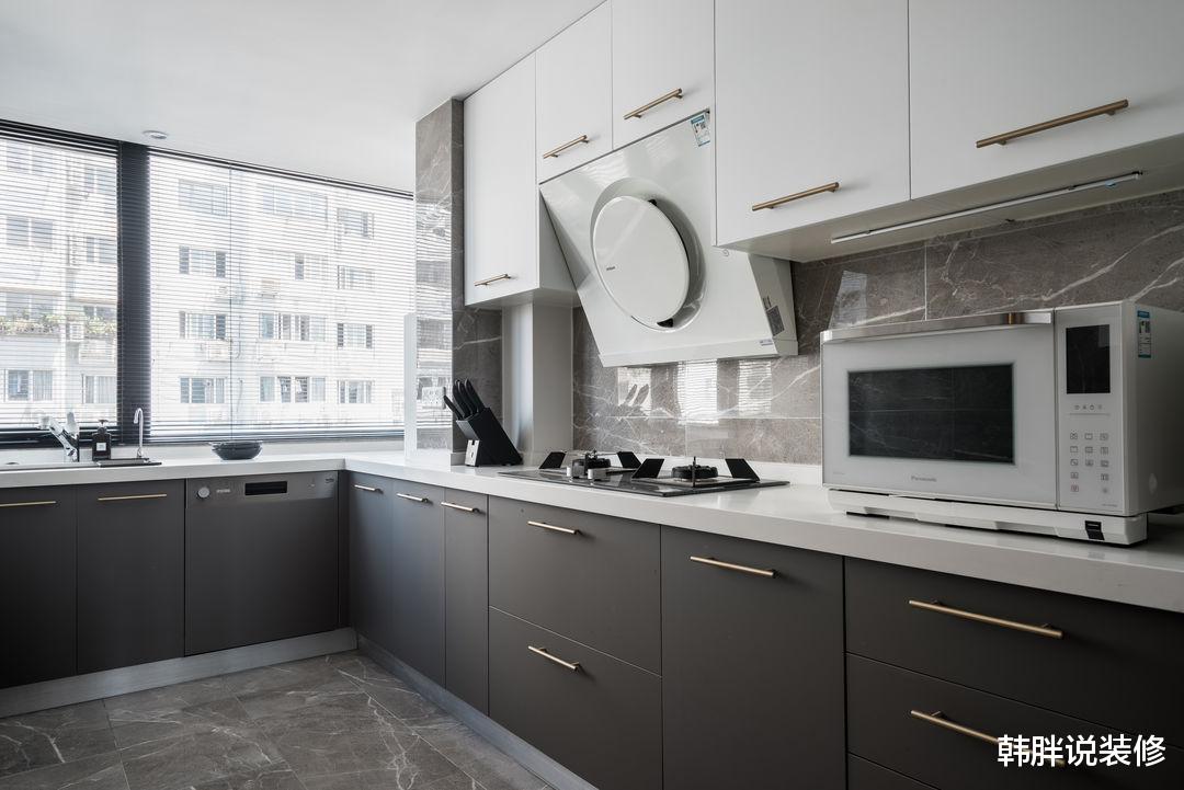 客厅放弃电视墙,打造满墙的收纳柜,实用又好看,进门就被惊艳了