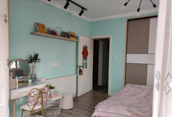 给儿子买学区房,老房改造,99㎡花13万,全屋刷漆太显眼