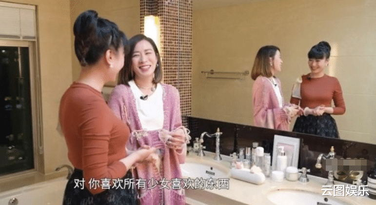 佘诗曼|47岁港星佘诗曼长居上海，豪宅曝光有格调，爱上网购却被列黑名单