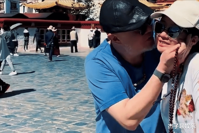 火风|60岁火风携女拉萨拜佛,戴天价佛珠,一家三口惹争议?