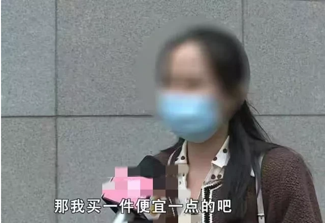 湖南，长沙。章女士试穿了一件2999元的衣服后觉得很贵