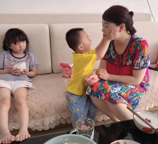 许敏|田静带奇奇与许敏会合，母子矛盾彻底消除？网友：又出去演戏？