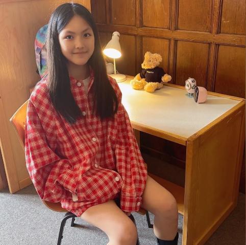 王诗龄|王诗龄就读英国“最难进”女校，住安妮公主房间，校服照被赞女神