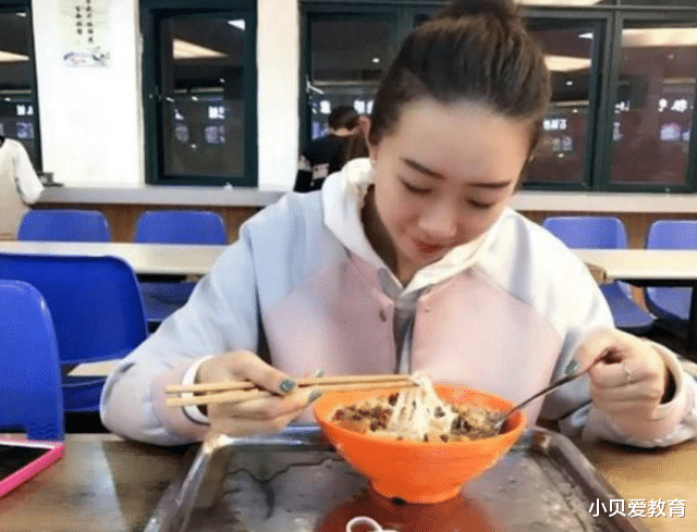 大学生|学生凑钱给老师买蛋糕,老师看后一脸无奈,这是“阴间蛋糕”?