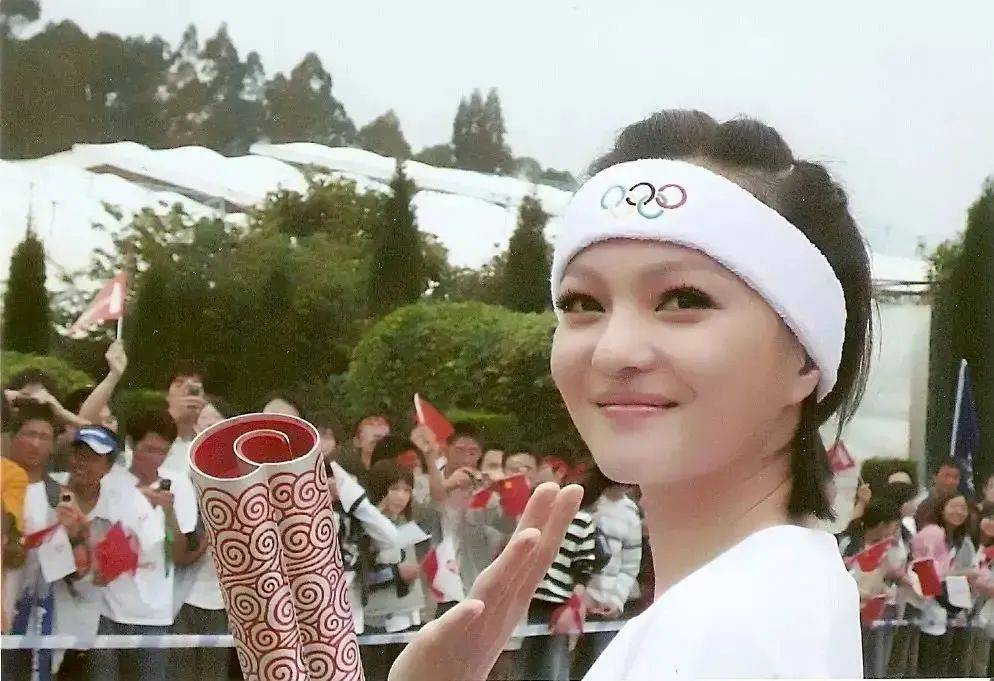 爱国|坚定爱国的12位台星：有人捐建24所希望小学，有人怒剪美国护照