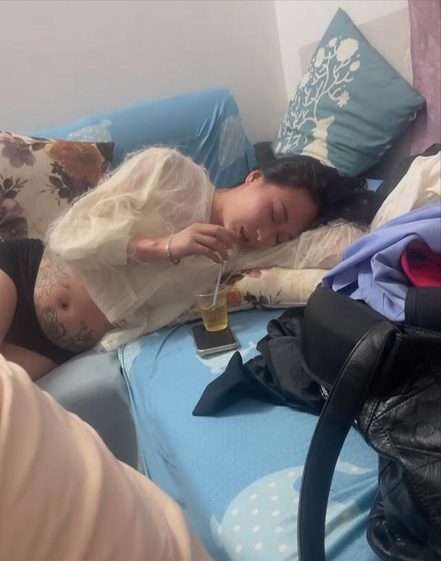 女子酒后失态,闺蜜将照片上传网络引发热议,网友:怀孕不能喝酒