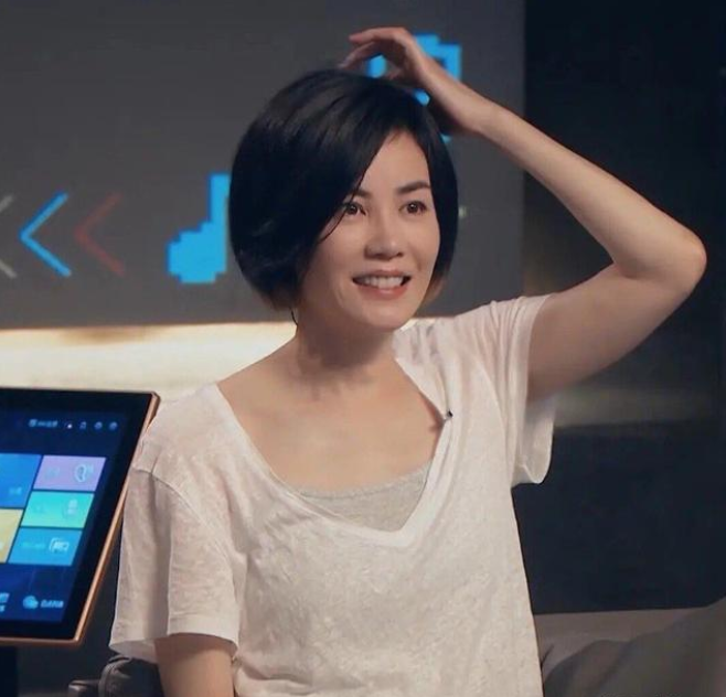 王菲|真老了！52岁王菲与小鲜肉约会模样大变，头发稀疏脸也有点僵