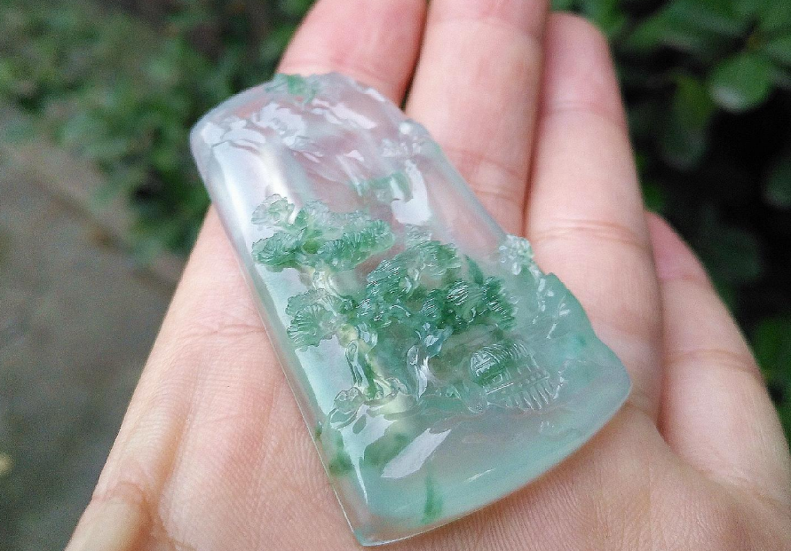 翡翠|翡翠是否要加以修饰呢?哪一类的翡翠更好?素身和雕花的区别