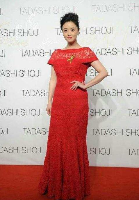 宁静|女星早年红毯喜好:章子怡穿各种肚兜,宁静多次穿透视装