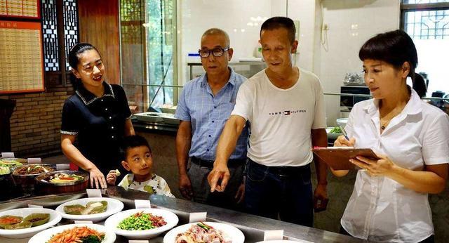 |请客吃饭要注意哪些问题？过来人分享经验：买单的细节应关注留意