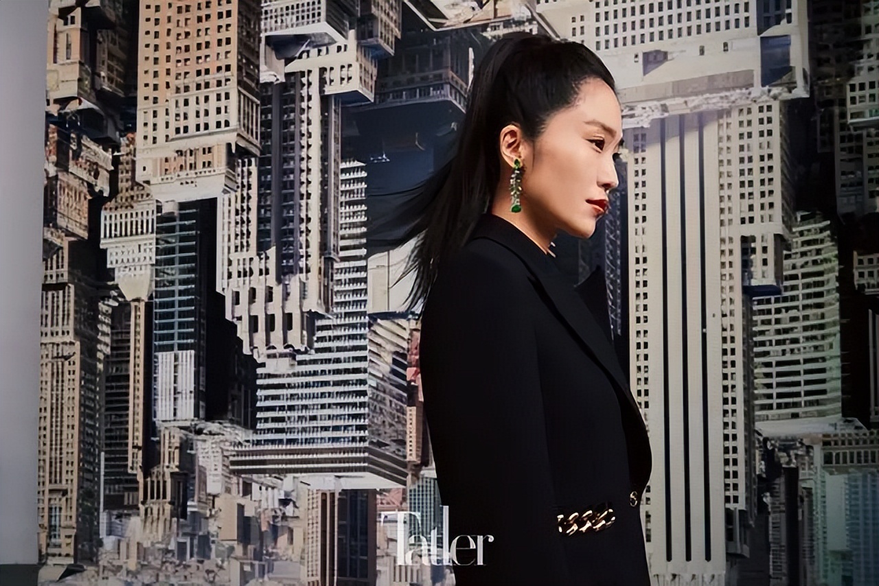 邱淑贞|张艺谋女儿不靠颜值也能赢!穿西装跟邱淑贞女儿拍大片,气场超强