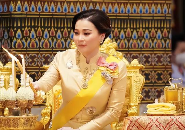 苏提达|帕公主同台合影苏提达，坐上提帮功储君位，思蕊梵出镜下跪长姐