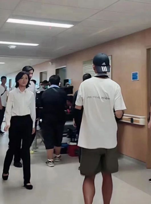 胡歌|《县委大院》路透,胡歌满脸疲惫状态差,万茜身材瘦小造型成熟