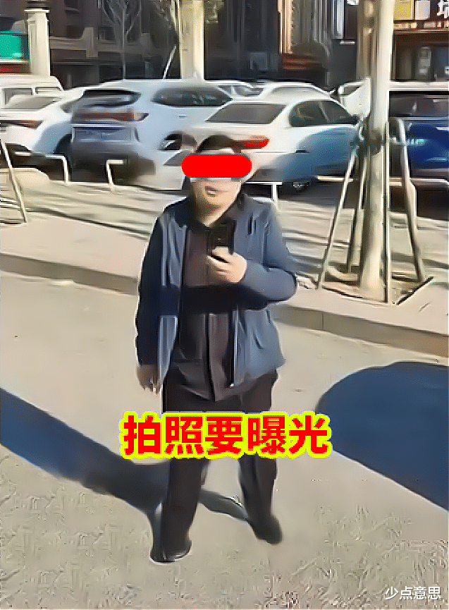 河北:女子被前男友纠缠,当街拿板凳狂砸,路人救助却被拍照威胁