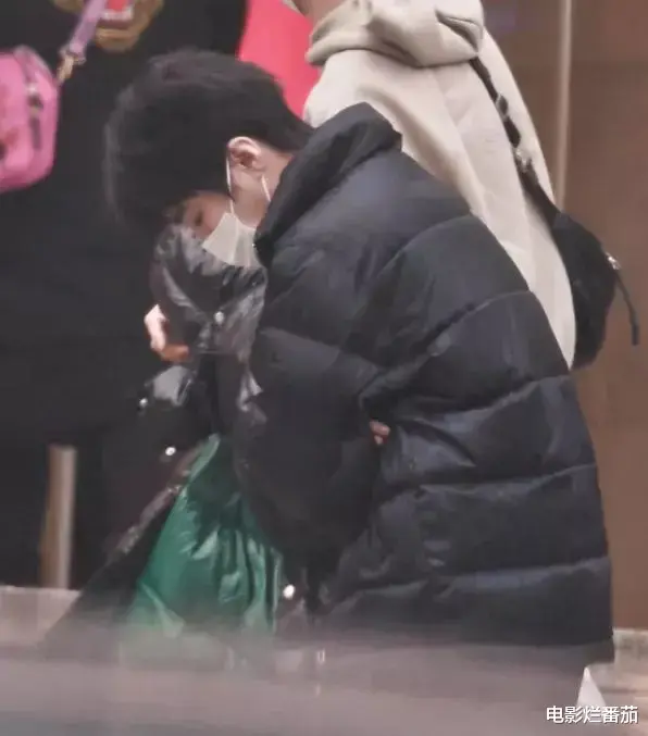 春晚|春晚二次联排：张小斐美目顾盼，邓超比心暖人，吉克隽逸红裙吸睛