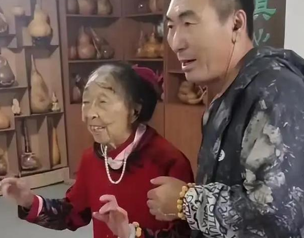 85岁马玉琴外甥女现身,带其下馆子吃大餐,网友:又来个争家产的