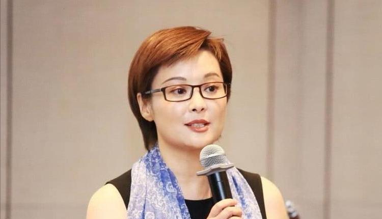 50岁袁立晒工作日常，同员工挤一间办公室，坐2元公交往返接地气