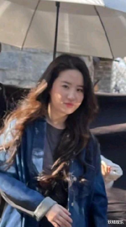 刘亦菲|刘亦菲现身大理拍新剧，生图拍成“矮胖”脸好圆！粉丝吐槽P图了