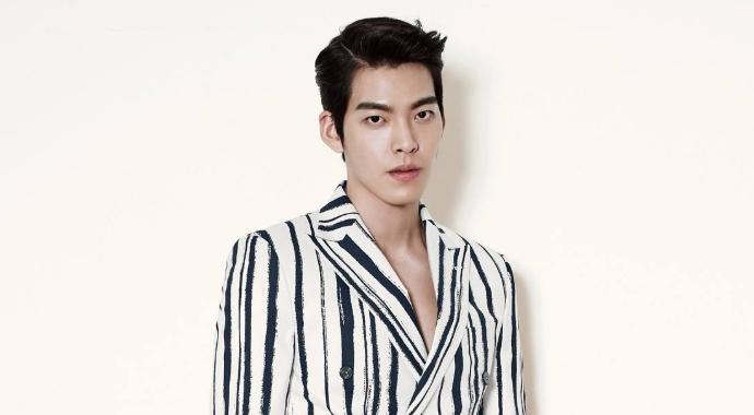 金宇彬|金宇彬秀女友视角长腿 长相不主流曾被骂丑 与申敏儿巴黎浪漫约会