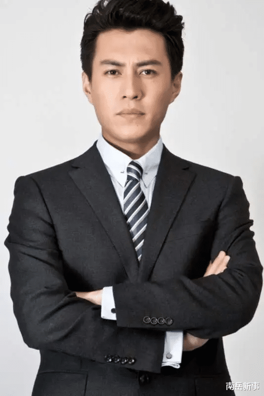 靳东|“老干部”靳东真实状态曝光，45岁头发半白发量茂密，衣品遭调侃